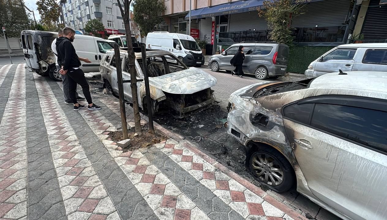 sultangazide kundaklama suphesi uc arac yandi maZbpsCQ