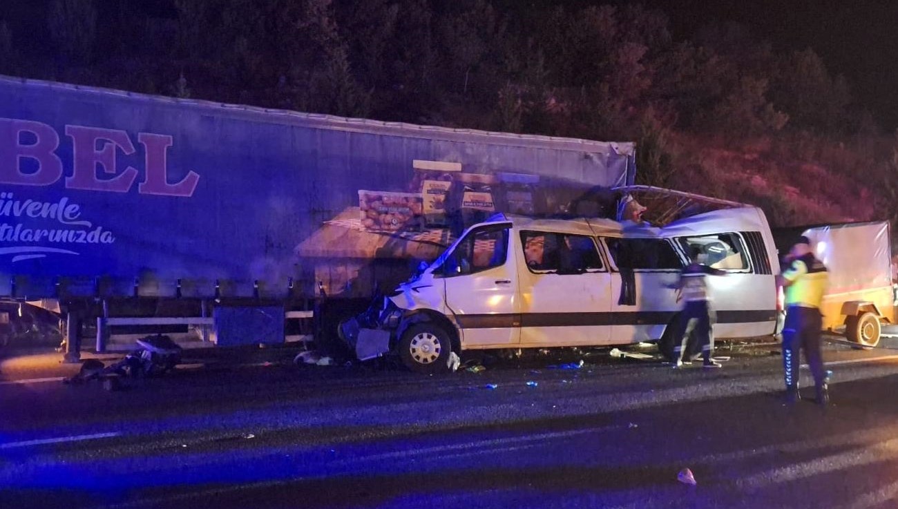 tarim iscilerini tasiyan minibus tira capti 3 kisi oldu 16 kisi yaralandi WfatfpUm