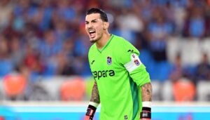 ugurcan cakirdan veda mesaji trabzonspor taraftari tesislerde toplandi D4SI5h5M