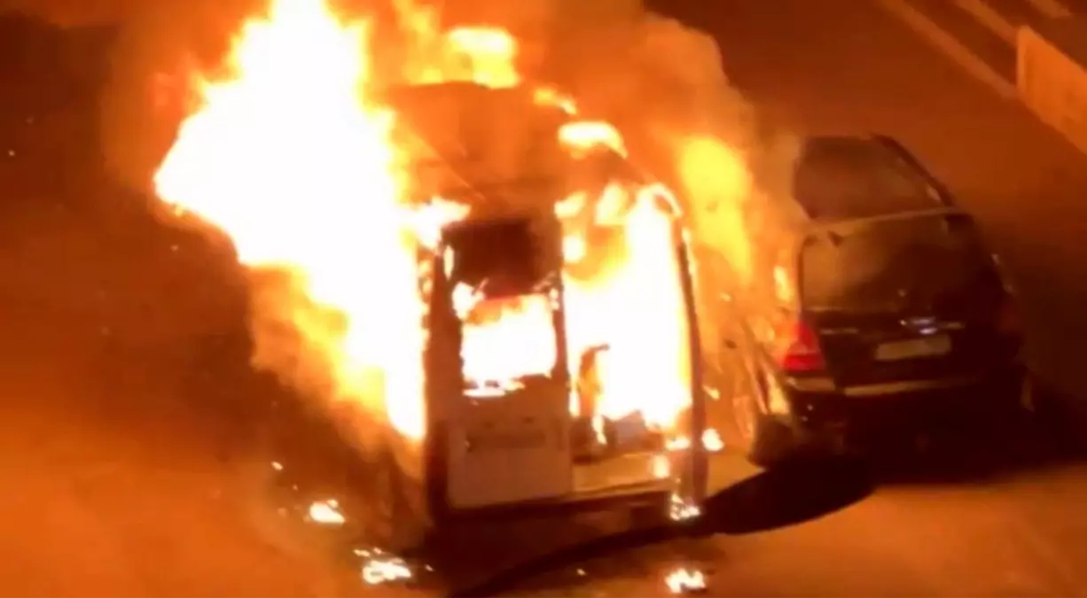 gaziantepte park halindeki minibus alev aldi YiUw6LB6