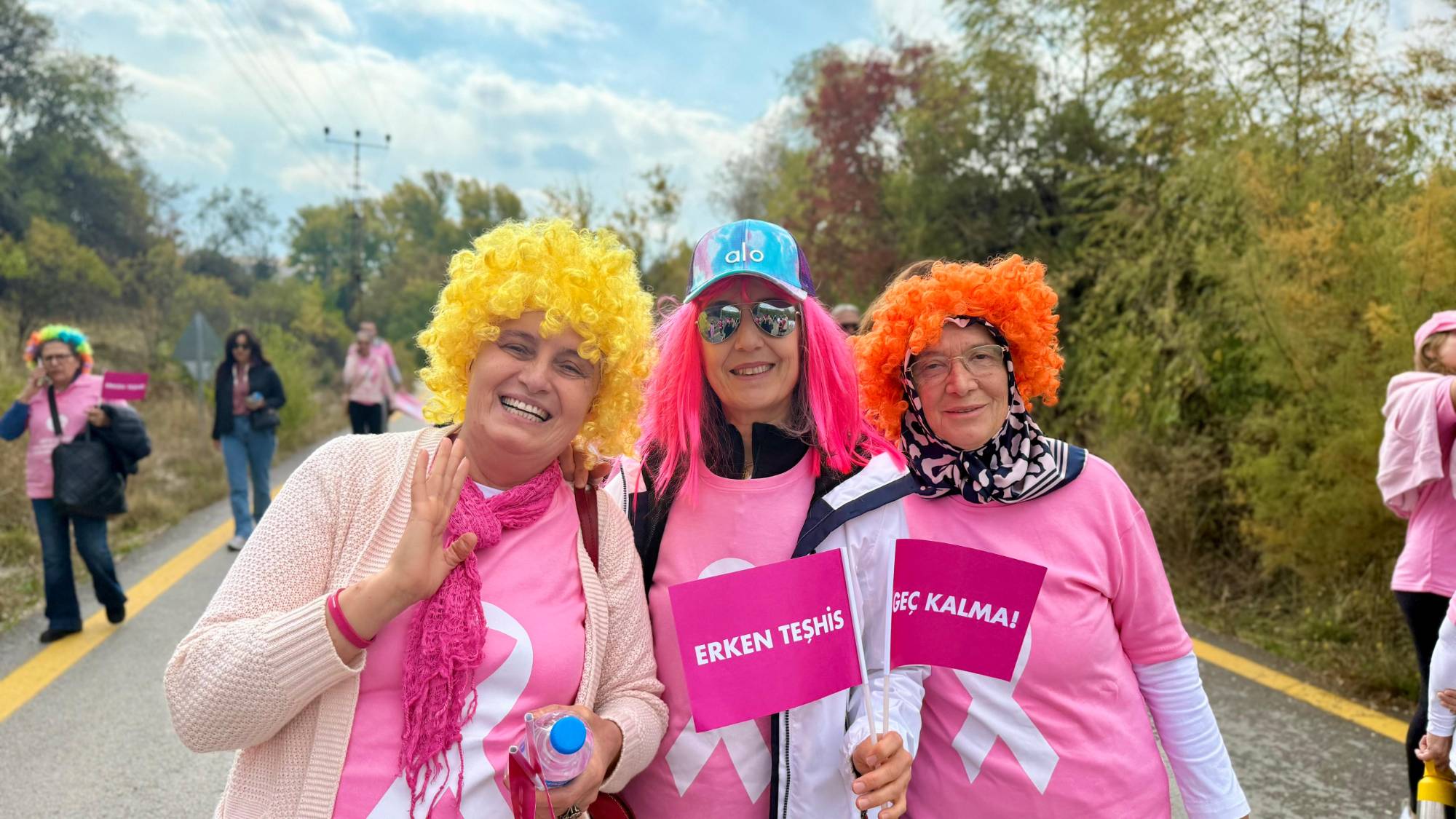 kanseri yenen ve mucadele eden hastalardan pembe yuruyus hnqZfLdd.jpg