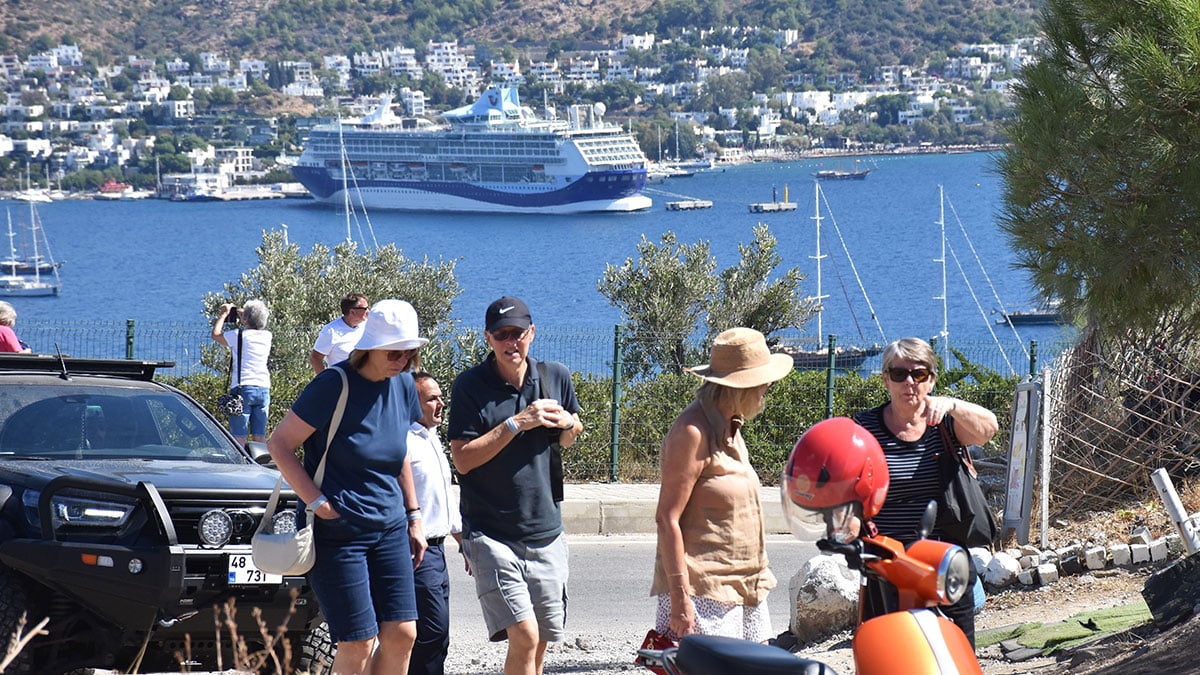 marella discovery 2 bodruma yuzlerce turist indirdi QVSmkIan