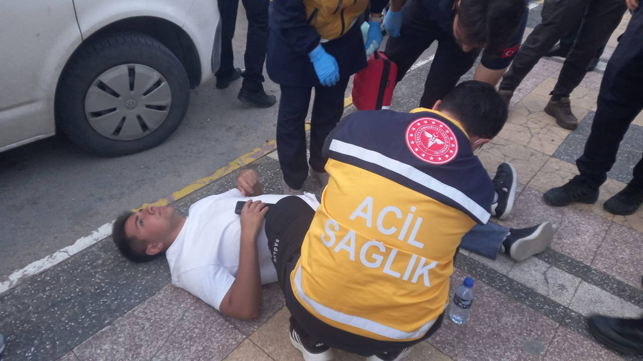 ‘Neden yan baktın’ dedi, bıçakla saldırıp kaçtı