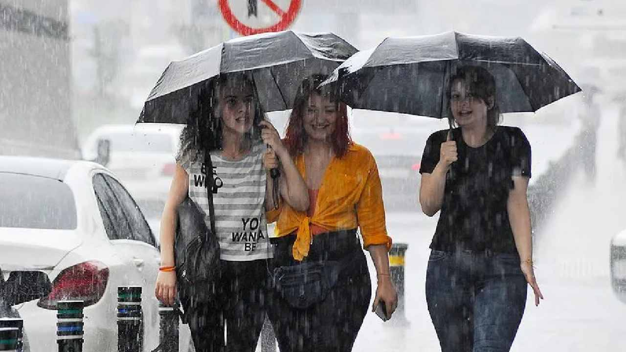 AKOM sağanak yağış için İstanbul’a saat verdi: Yer yer şiddetini de artıracak Img