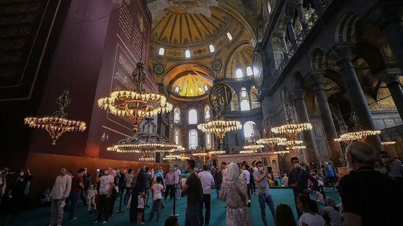 Ayasofya’da iki turist gözaltına alındı Img