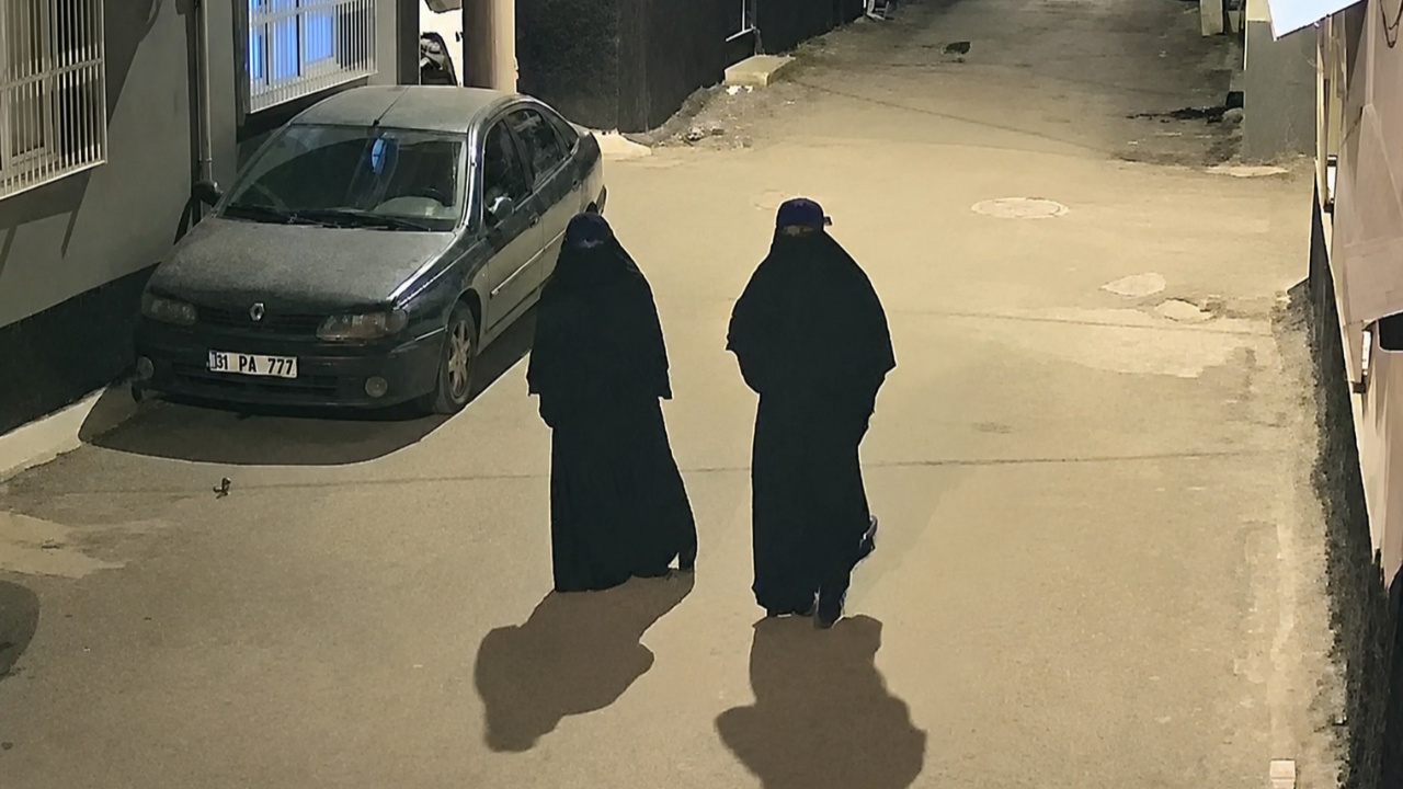 Kara çarşaflı erkek hırsız 40 dakikada vurgun yaptı Img